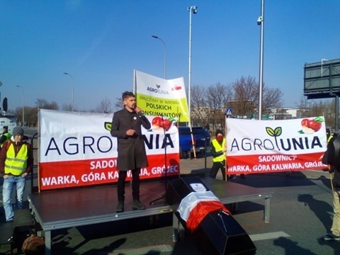 Rolnicy z Agrounii protestowali w Warszawie. Chcieli pokazać, jak blokowany jest rynek [zdjęcia, wideo]