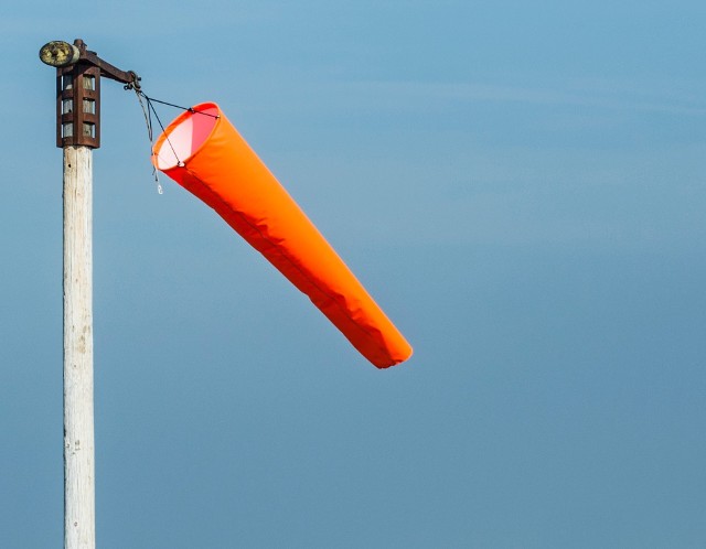 IMGW opublikowało prognozę zagrożeń meteorologicznych na najbliższe trzy dni! Dotyczy ona także województwa pomorskiego. Już w najbliższy piątek, 10 stycznia będziemy mieli do czynienia z silnym wiatrem, osiągającym w porywach nawet 90 km/h! Z podobnymi warunkami pogodowymi można będzie spotkać się u naszych zachodnich sąsiadów. Kiedy skończy się silny wiatr na Pomorzu? Sprawdź!