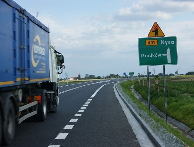 Obwodnica Grodkowa prowadzi  na Opole i Nysę. Jednak na drogowskazach tego nie widać.