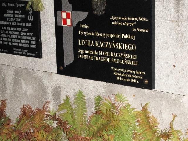 Uczestnicy Apelu Smoleńskiego przy epitafium ofiar katastrofy smoleńskiej postawili wiele zniczy 