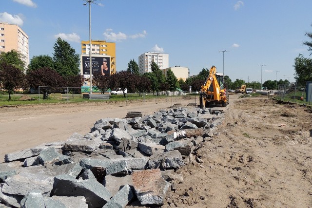 Zajrzeliśmy na plac bpa Chrapka w Toruniu, gdzie trwa przebudowa układu drogowego.Plac bpa Chrapka zlokalizowany jest w ciągu DK15, DK80 i przebiegającej w bardzo bliskiej odległości DK91, której przebieg jest alternatywą dla autostrady A1.To jedno z najważniejszych, ale i najbardziej niebezpiecznych skrzyżowań na mapie komunikacyjnej Torunia. W ciągu roku dochodzi tu średnio do 42 kolizji i dwóch wypadków. Po przebudowie plac Chrapka ma stanowić przejrzyste bezkolizyjne skrzyżowanie dróg krajowych.Inwestycja zakończy się 26 marca 2019 roku i kosztuje 20 095 671,40 zł. Jest realizowana z unijnym dofinansowaniem. Jak idą postępy prac? Zobaczcie na kolejnych zdjęciach >>>Info z Polski - m.in.: pijak potrącił chłopców na pasach i uciekł, ogólnopolski strajk rolników, samobójcze drony na wyposażeniu polskiej armii, Aleja Gwiazd na PGE Narodowym