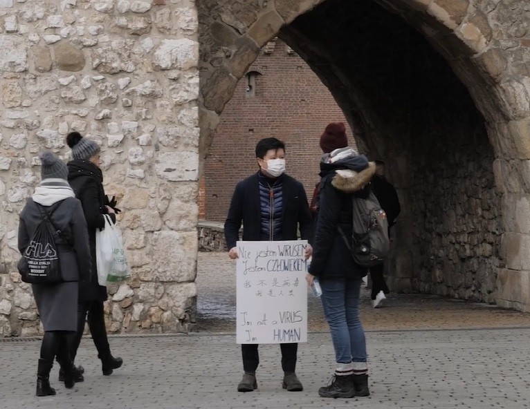 Kraków. Akcja w centrum miasta - "Nie jestem wirusem, jestem człowiekiem"