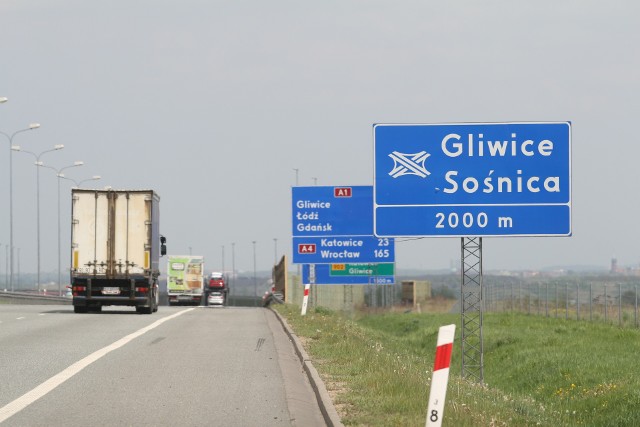 Według drogowskazów przy autostradzie A1 najlepsza trasa do Katowic wiedzie przez Gliwice. Tymczasem Ci, którzy jadąc od Częstochowy nie zjadą w Pyrzowicach na S1 do Katowic, mogą też zjechać z A1 na węźle Piekary. Zobacz kolejne zdjęcia. Przesuwaj zdjęcia w prawo - naciśnij strzałkę lub przycisk NASTĘPNE