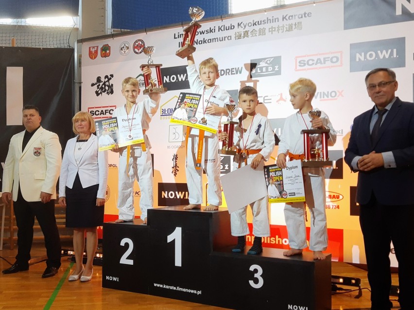 Dwójka młodych zawodników z Klubu Karate Shiro z medalami na turnieju w Limanowej [ZDJĘCIA]