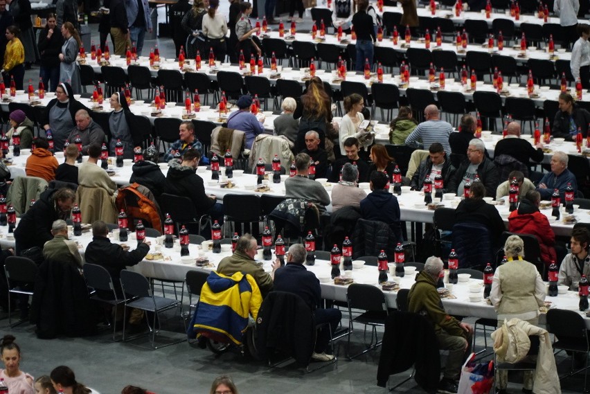 Każdy uczestnik Wigilii nie tylko zasiadł do stołu, ale miał...