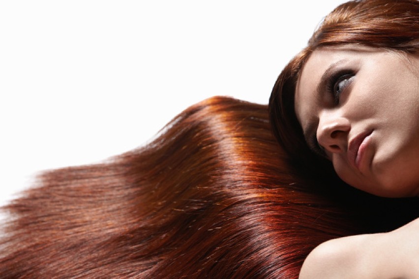 Olejowanie włosów to zabieg, który uratuje twoje zniszczone kosmyki i sprawi, że będą one szybciej rosły. Czym najlepiej olejować włosy?