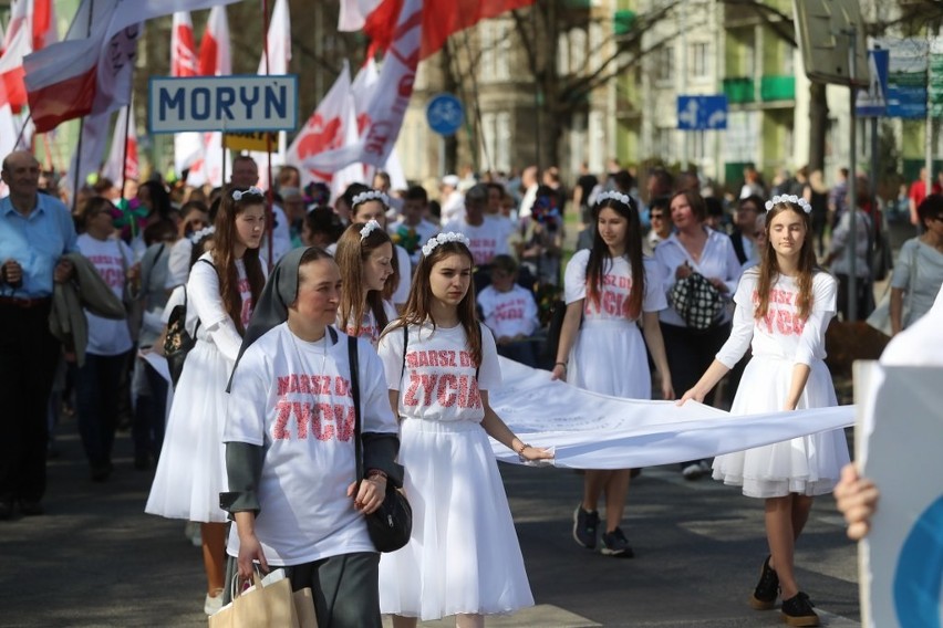 Marsz dla Życia "Piękni od poczęcia". Tysiące osób przeszło ulicami Szczecina [ZDJĘCIA, WIDEO]