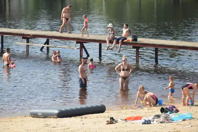 W niedzielne popołudnie ponownie odwiedziliśmy zalew Topornia koło Przysuchy. Pogoda dopisała, więc przybyło tu wielu plażowiczów, całe rodziny i korzystały z atrakcji. To jedno z najbardziej znanych miejsc do wypoczynku w regionie radomskim. Zobaczcie kolejne zdjęcia >>>