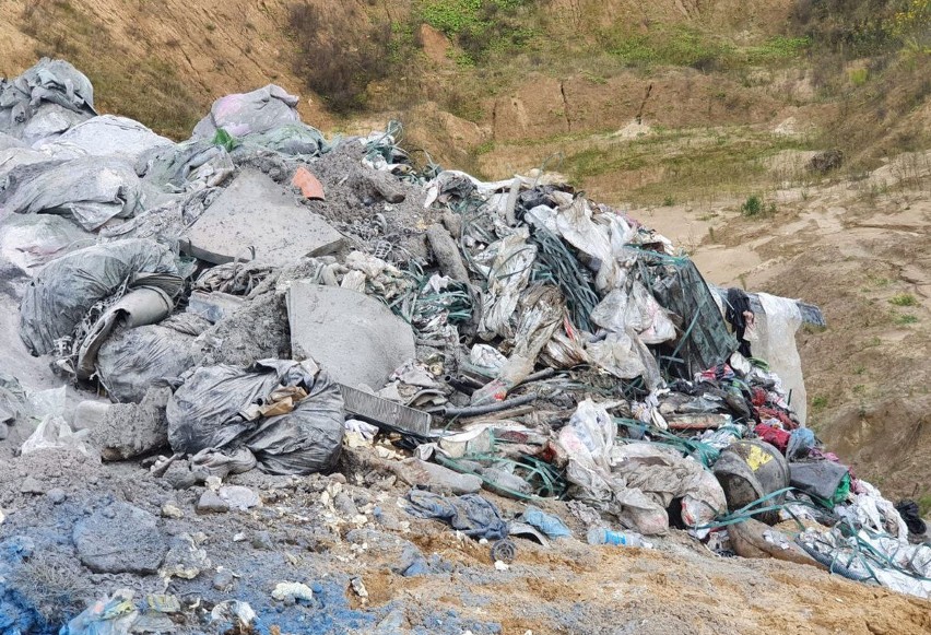 Policja zatrzymała podejrzanych w sprawie nielegalnego wywozu niebezpiecznych odpadów na terenie powiatu radomskiego