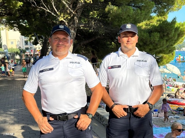 Podkomisarz Marcin Czyż z Komendy Wojewódzkiej Policji w Bydgoszczy oraz mł. asp. Piotr Filar z Komisariatu Policji w Rabce Zdroju uratowali tonącą parę w Chorwacji.