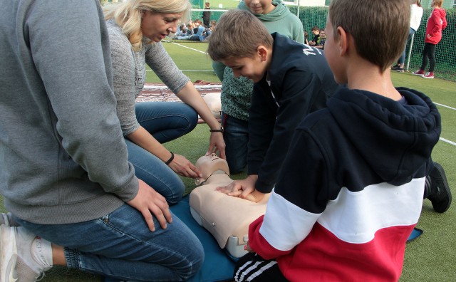 223 osoby, głównie uczniowie Szkoły Podstawowej nr 12 w Grudziądzu wzięły udział w szkoleniu z udzielania pierwszej pomocy, a o godzinie 12 przystąpiły do 30-minutowego bicia rekordu w prowadzeniu ciągłej resuscytacji.