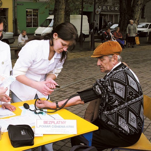 Studentki Justyna Cedzich (od lewej), Joanna Moczko i Aleksandra Dziaczyńska badają ciśnienie Ryszardowi Janiszewskiemu. (Fot. Adam Pochroń)