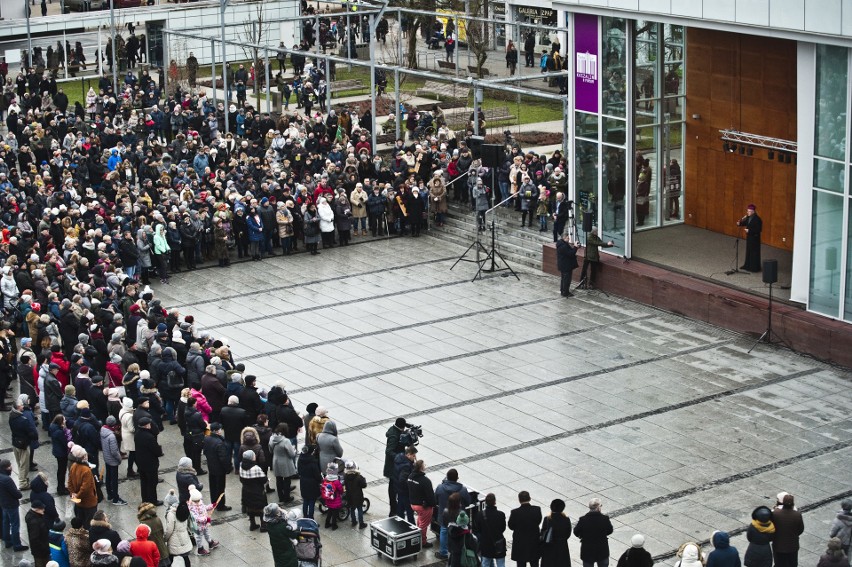 Tragiczny pożar w escapie roomie w Koszalinie [4.01.2019] Mieszkańcy Koszalina w geście solidarności z rodzinami ofiar