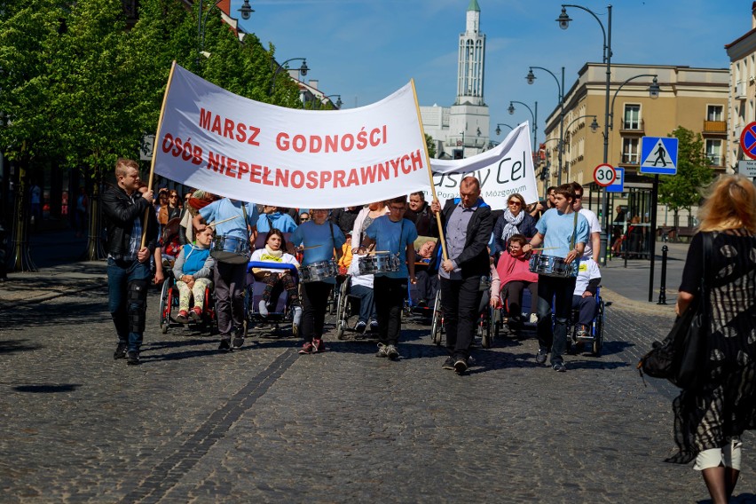 Marsz Godności Osób Niepełnosprawnych przeszedł ulicami Białegostoku. Maszerowało ponad tysiąc osób [ZDJĘCIA, WIDEO]