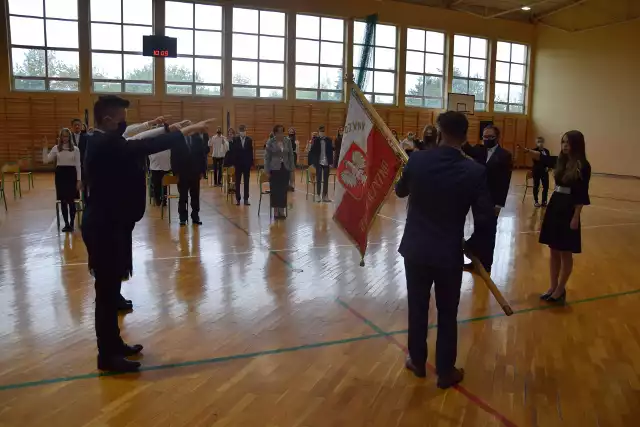 Ślubowanie uczniów klas pierwszych w liceum w Małogoszczu. Skromna, ale piękna uroczystość w rygorze sanitarnym.