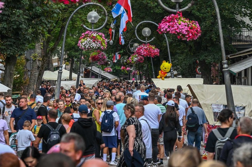 Zakopane. Tłumy jak w czasie sylwestra. Ludzi tak dużo, że ciężko jest przejść po Krupówkach 15.08.22