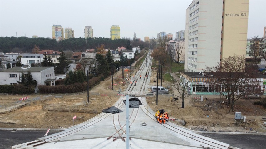 Obecnie trwają prace przy rozjazdach u zbiegu ulic Perłowej...