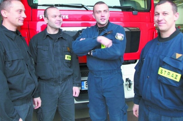 Dowódca akcji &#8211; st. asp. Piotr Skrzeczko (na zdjęciu drugi z prawej) jest dumny ze strażaków, którzy jako pierwsi weszli do płonącego mieszkania przy ul. Piastowskiej