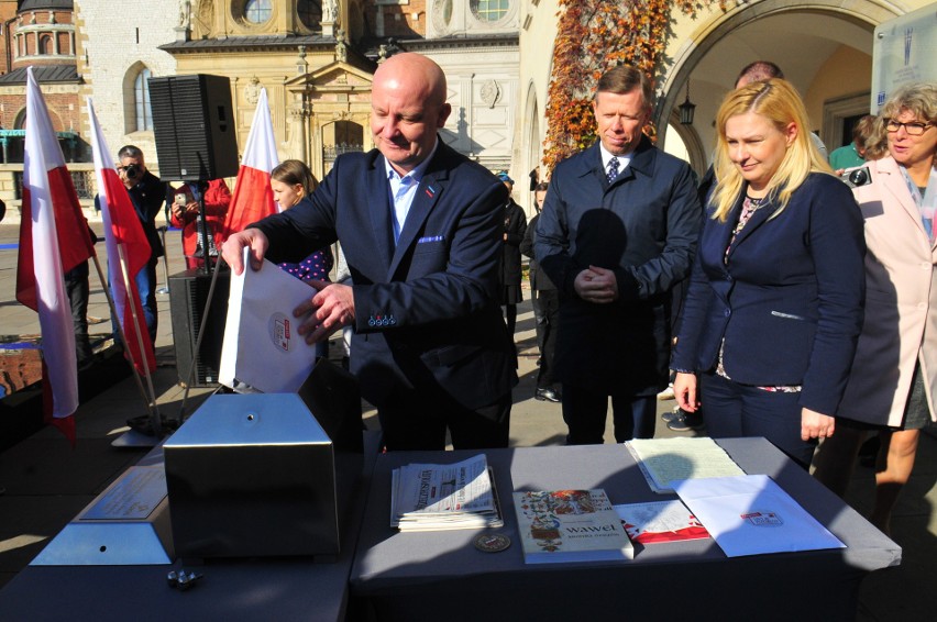 Na Wawelu zakopano kapsułę czasu. Trafiły do niej listy setki dzieci