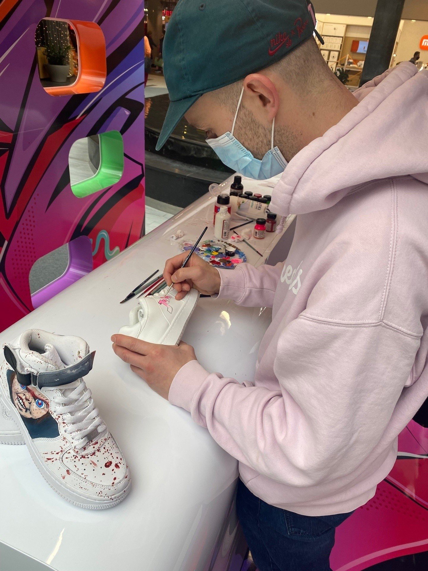 Artyści ze Sneaker Boyz pomalują obuwie w Avenidzie Poznań.  Spersonalizowane buty dla kupujących w poznańskim centrum handlowym | Głos  Wielkopolski