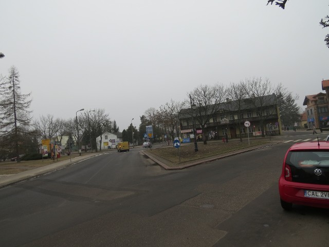 Zamiast trójkątnego skweru między ulicami będzie rondo, a na terenie widocznym z lewej strony przybędzie zieleni