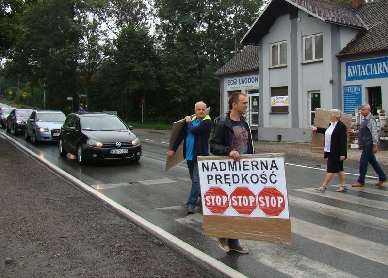 Oświęcim. Protest mieszkańców na drodze 948 w Grojcu. Kierowcy muszą liczyć się z utrudnieniami, tworzą się korki [ZDJĘCIA] 