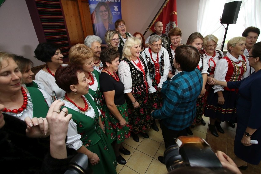 Była premier Beata Szydło i wojewoda Agata Wojtyszek u strażaków i gospodyń w Prząsławiu i Piotrowicach. Były ostre tańce. ZAPIS TRANSMISJI