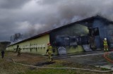 Kilkanaście zastępów straży pożarnej gasiło pożar kurnika w miejscowości Dołki 