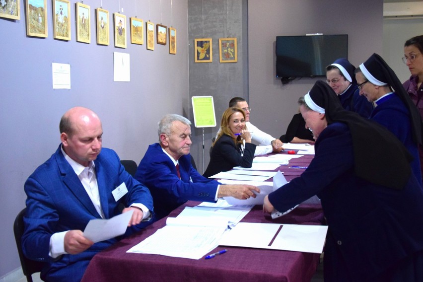 Wybory 2023. Mieszkańcy Baranowa Sandomierskiego licznie ruszyli na do urn. Frekwencja w gminie jest wysoka. Zobacz zdjęcia z głosowania  