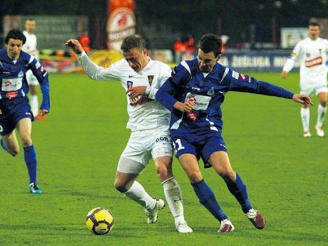 Pogoń Szczecin - Ruch Chorzów: Maksymilian Rogalski (biała koszulka) i Maciej Sadlok (niebieska). Spotkają się na murawie po 923 dniach