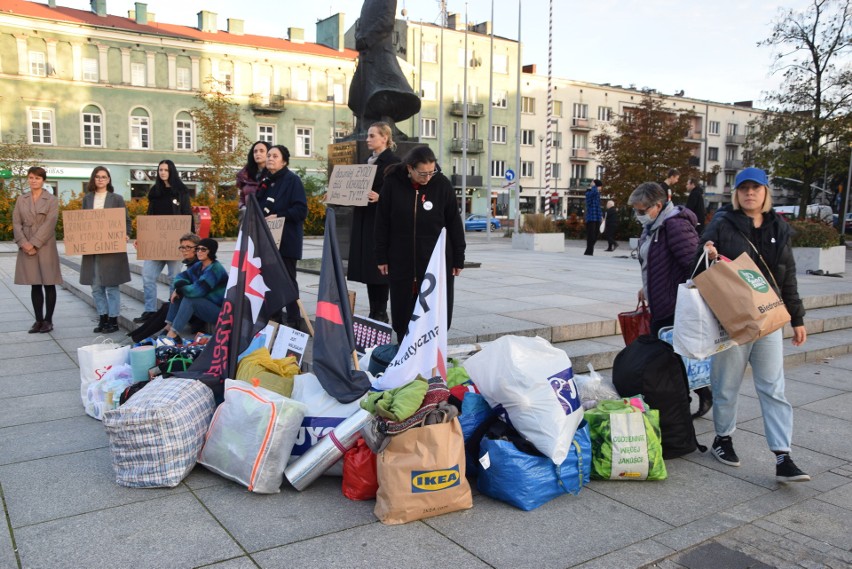 Protest w sprawie migrantów w Częstochowie. Zbierano dary...