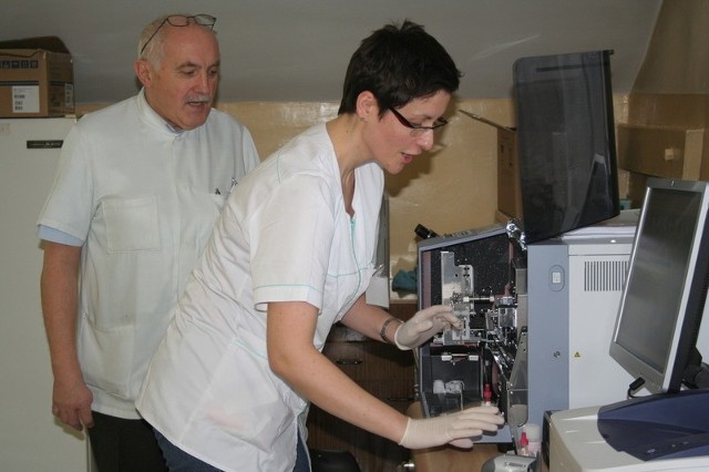 Piotr Jankowski, kierownik laboratorium i Iwona Kuhn, diagnosta przy analizatorze hematologicznym