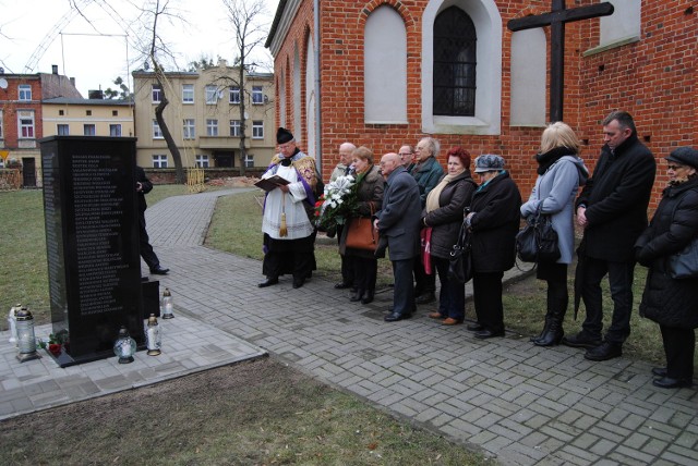 Pod pomnikiem pojawiła się urna z ziemią z Rosji