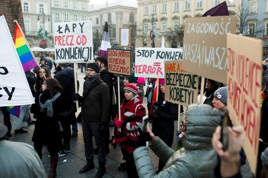 Kraków. Czarny protest w obronie konwencji antyprzemocowej [WIDEO, ZDJĘCIA]