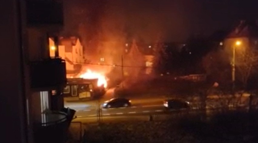 Pożar samochodu na parkingu w Krakowie. W środku zwęglone zwłoki
