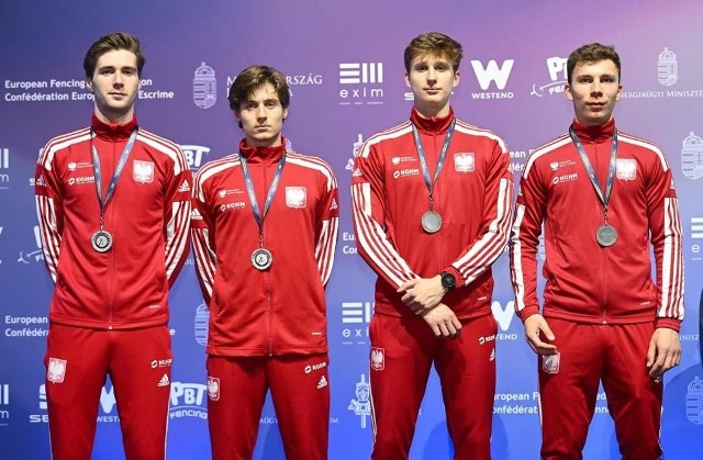 Młodzieżowa reprezentacja Polski we florecie mężczyzn wywalczyła w Budapeszcie srebrny medal