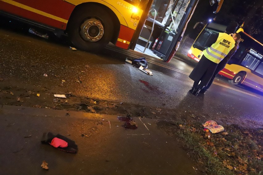 Bardzo groźny wypadek we Wrocławiu. Trzy osoby wbiegły przed...