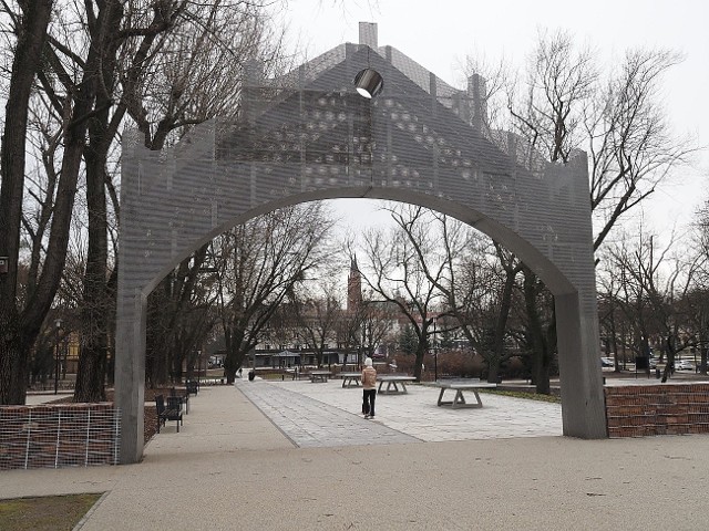 W wyniku rewitalizacji w parku Staromiejskim w centrum Łodzi pojawiły się m.in. nowe alejki, altany, fontanny, latarnie, tor rolkowy, plac zabaw, zielony amfiteatr i "kosmiczne" toalety.