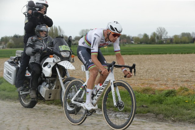 Mathieu Van Der Poel podczas wyścigu Paryż - Roubaix