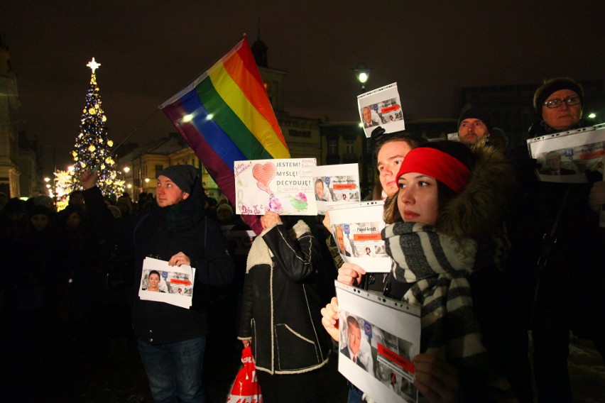 Manifestacja w obronie praw kobiet na Placu Wolności. Protest zgromadził około 500 osób [zdjęcia]