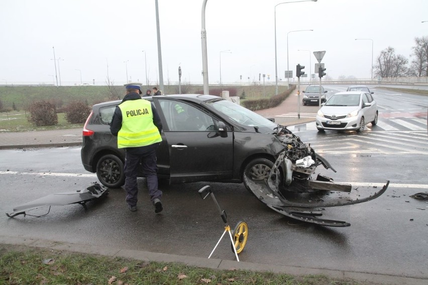 Wypadek na Osobowickiej. Kobieta w ciąży w szpitalu