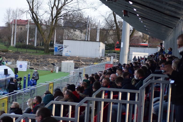 Piłkarze Rakowa wreszcie zagrali w Częstochowie, ale stadion...