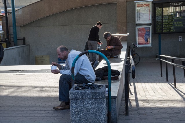 Codzienna scenka w okolicy dworca autobusowego