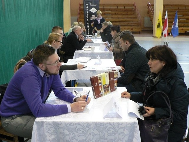 Na łebskich targach zaprezentowano ponad sto ofert pracy, przede wszystkim na sezon letni. 