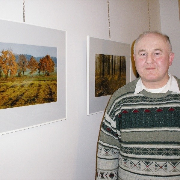 Kazimierz Jankowski prezentuje swoje zdjęcia. Utrwala na nich urodę nadnarwiańskich pejzaży.