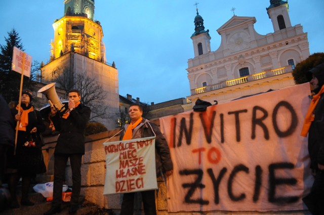 Michał Kabaciński (z tubą) protestuje przed kadedrą w listopadzie 2010 r.