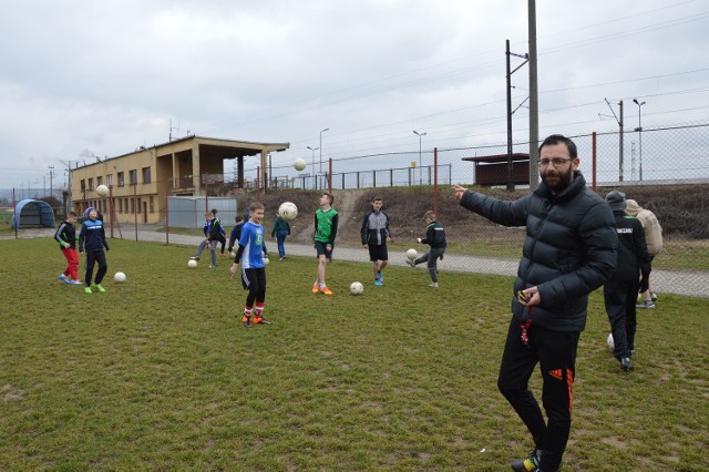 Grzegorz Sołtys, trener Biegoniczanki, obawia się, że gdy przy  torach stanie  maszt, rodzice zabronią dzieciom ćwiczyć w jego pobliżu