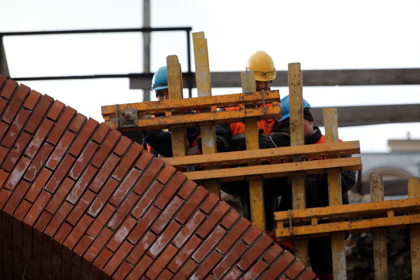 Kraków. Rosną nowe estakady kolejowe w centrum. Mieszkańcy niepokoją się o zabytkowy wiadukt na Grzegórzkach [ZDJĘCIA]