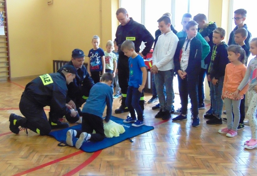 Społeczność szkoły podstawowej i strażacy ochotnicy bili...