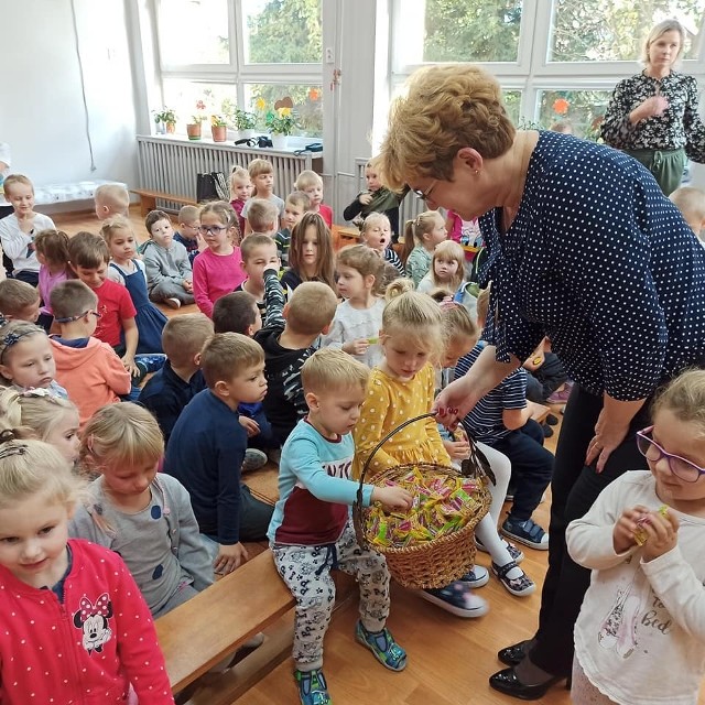 Dzień Edukacji Narodowej w przedszkolu w Sędziszowie. Były występy i słodkie upominki.